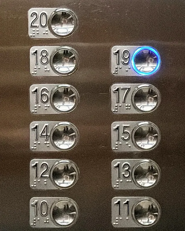 Painel do elevador com o botão do 19º andar aceso