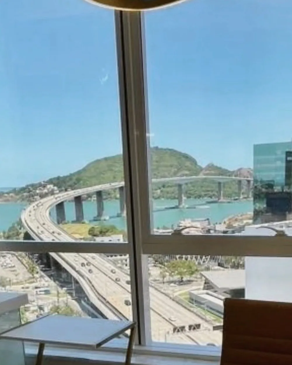 Vista da janela da clínica para a Terceira Ponte, em dia de céu azul, no 19º andar