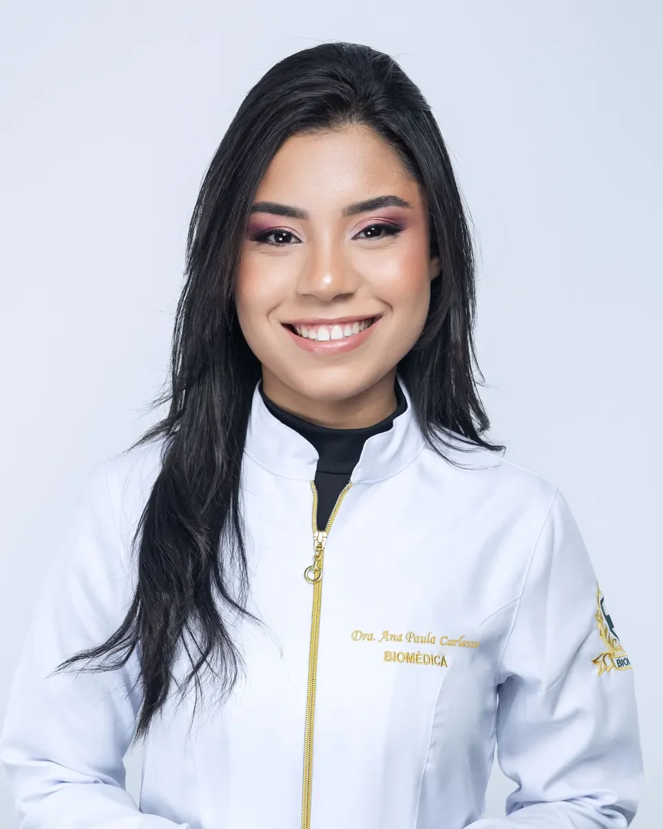 Dra. Ana Paula Carlesso sorrindo, de jaleco